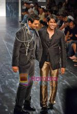 John Abraham walk the ramp for Rocky S_s Show on LIFW Day 3 on 20th Sep 2009 (2).JPG